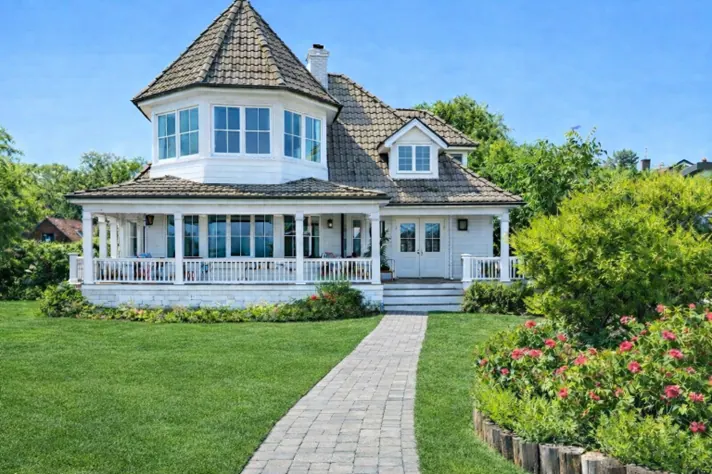 Frontansicht des Haupthauses Villa Boreal mit Veranda und Garten